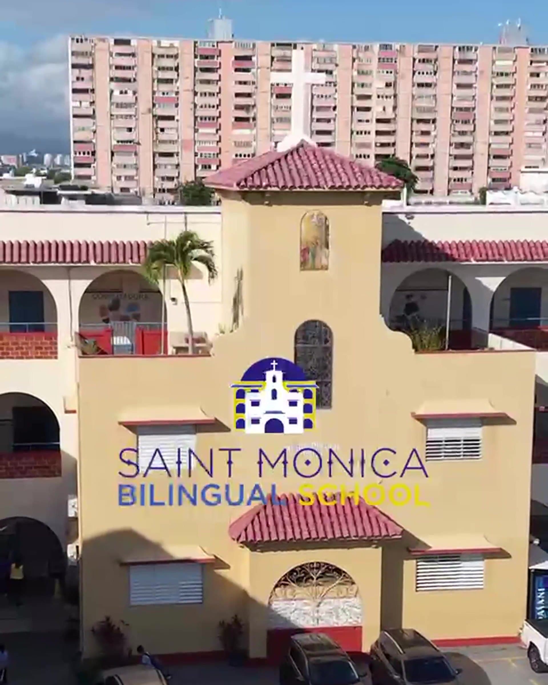 Fachada de Saint Monica Bilingual School en Santurce: torre con cruz y arcos