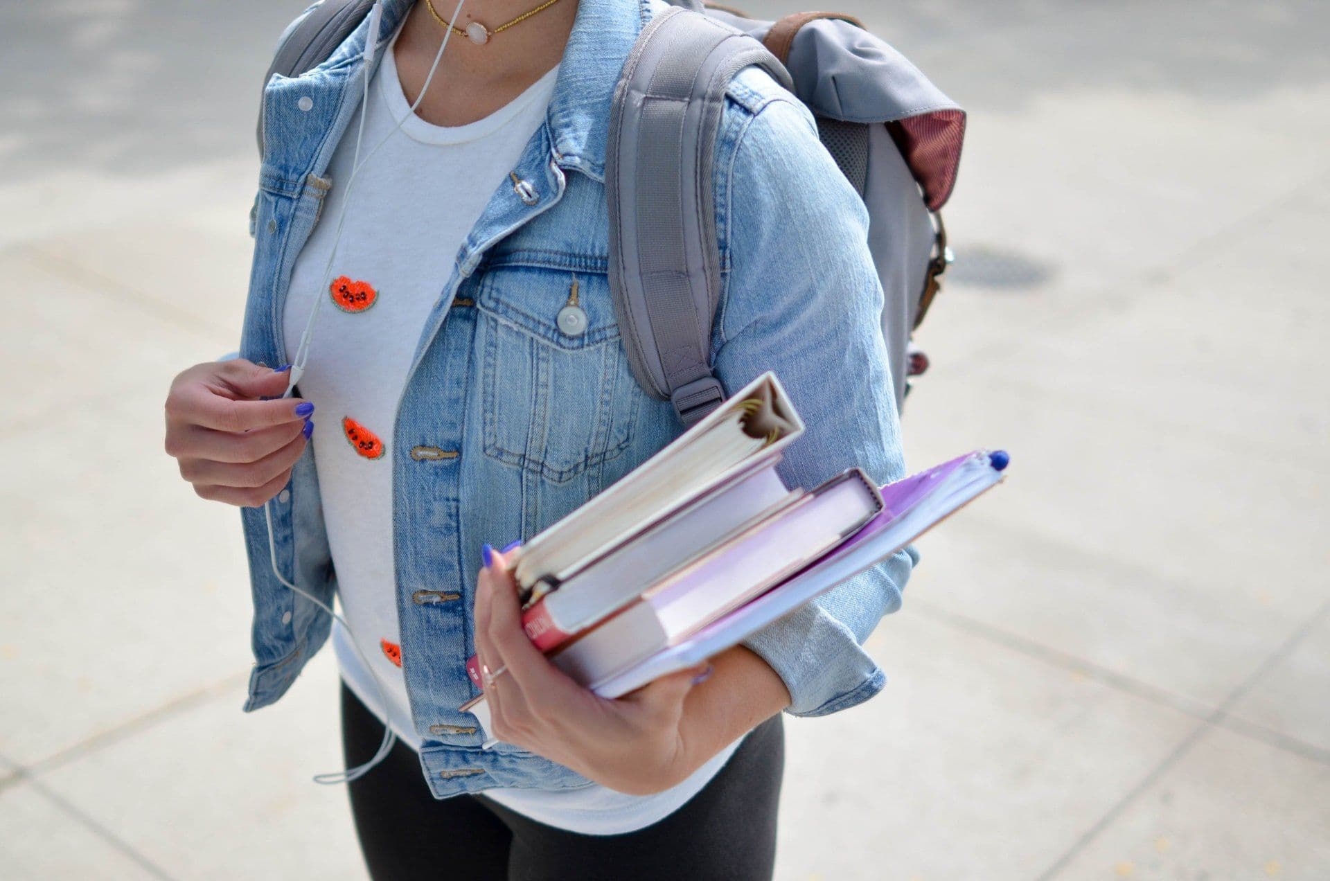 Estudiante con mochila cargando libros
